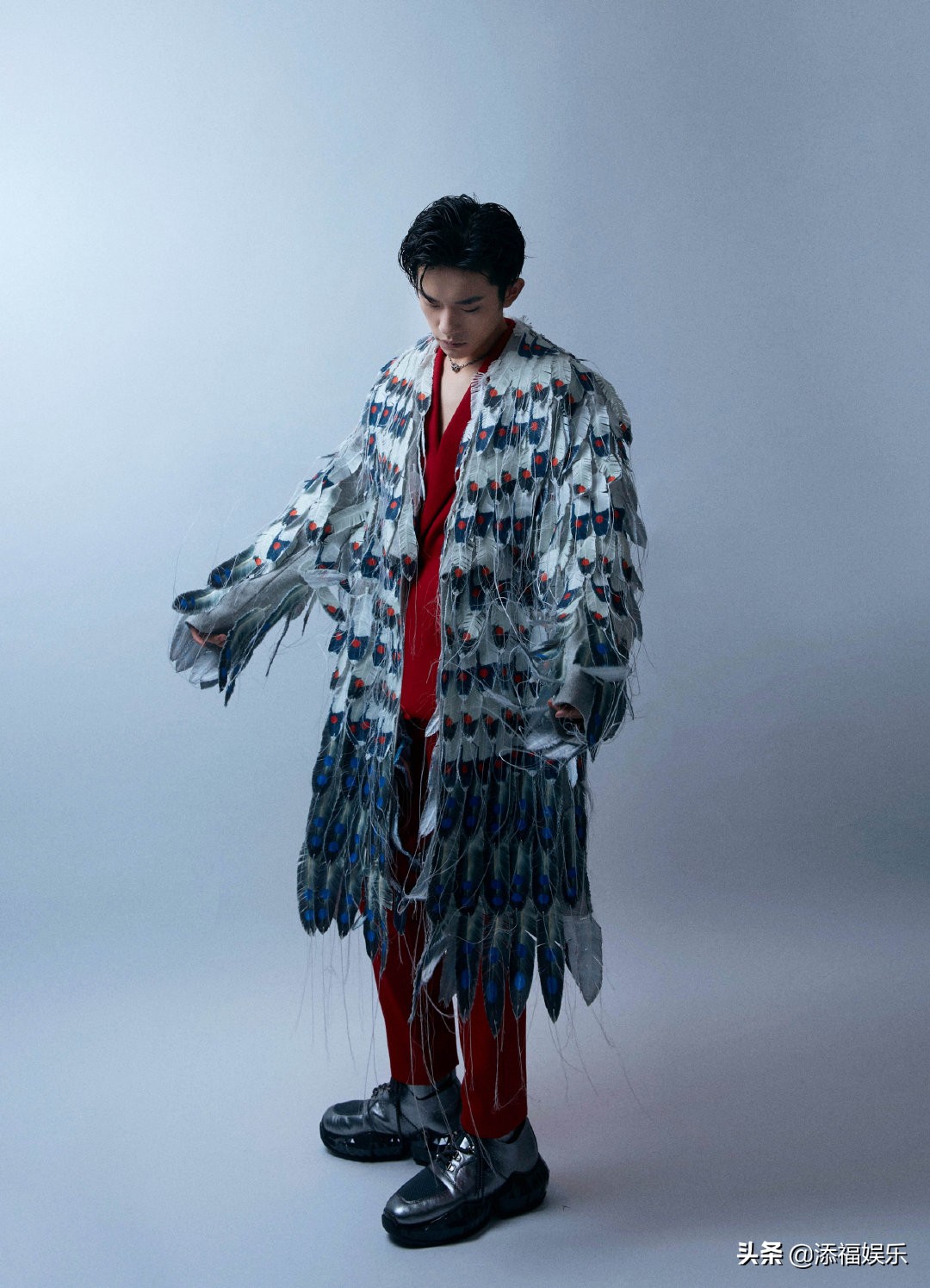 TFBOYS过521，三人风格不一，有人在拍蝴蝶有人却在当“电灯泡”