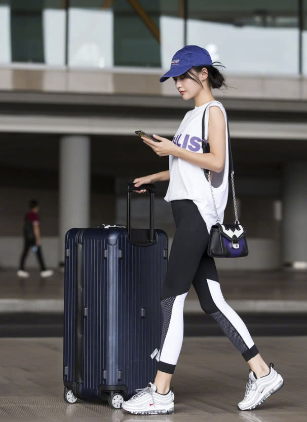 Zhang Jiani really knows how to play and goes out secretly wearing her ...