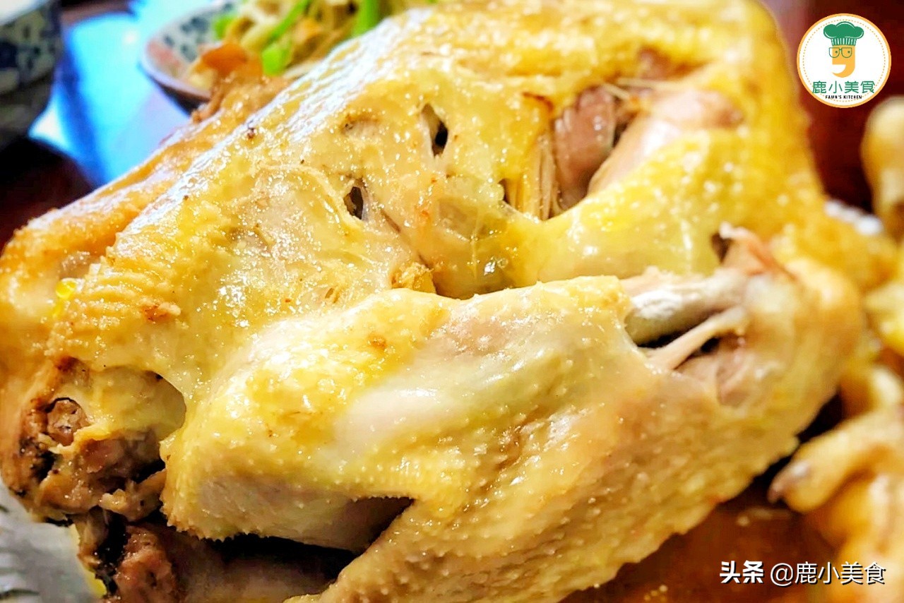 鹽焗雞，只放鹽焗雞粉不夠香，多放“1料”，皮脆金黃，肉滑鹹香