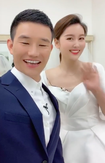 嘎子哥“二婚”言论争议删视频后，为老婆贴心