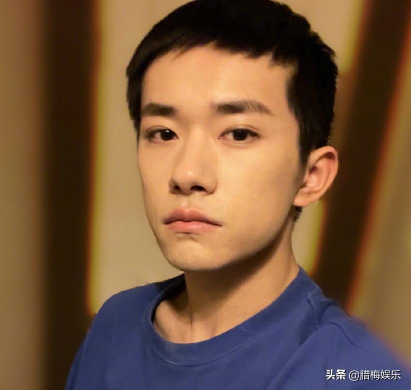 Is flat head a feature of "low appearance"?These celebrities tell you