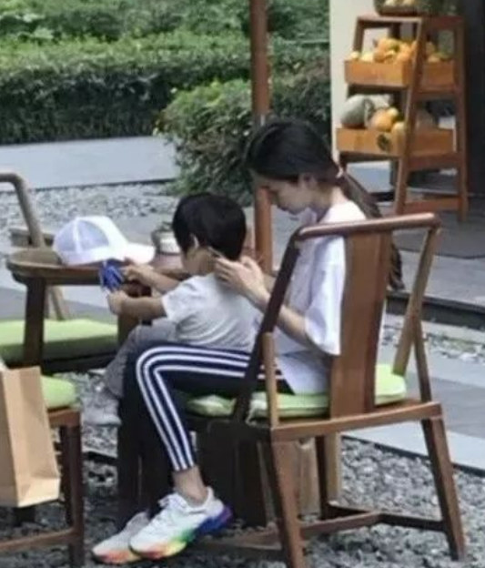 杨颖穿古装片场哄儿子，4岁小海绵被专人看护，