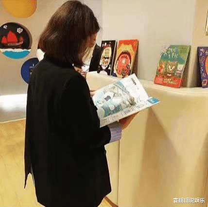 郭晶晶霍启刚约会逛优衣库，抛下孩子二人世界