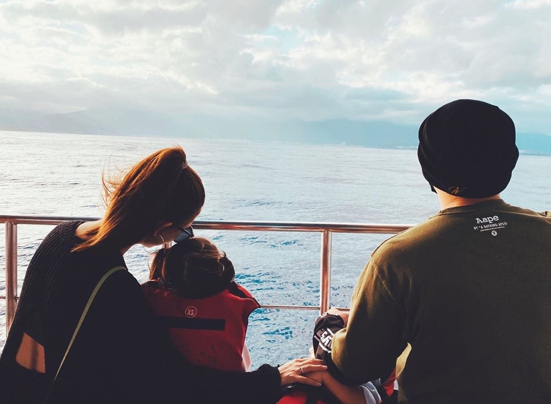 周杰倫曬妻兒牽手背影，被讚“吉祥三寶”，弟弟身高直逼姐姐