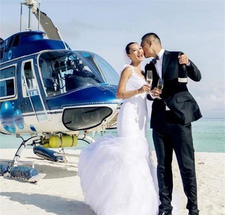 43岁锐舞天后爱戴穿紧身短裙，侧趴沙发秀大长腿，却被勒出赘肉