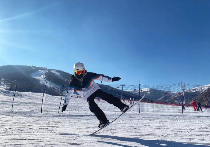 13岁天天与张亮同框，身高接近1米8，穿西服颜值