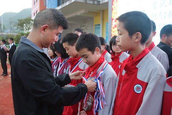 秭归九畹溪中学2021年春期中总结表彰大会(图4)