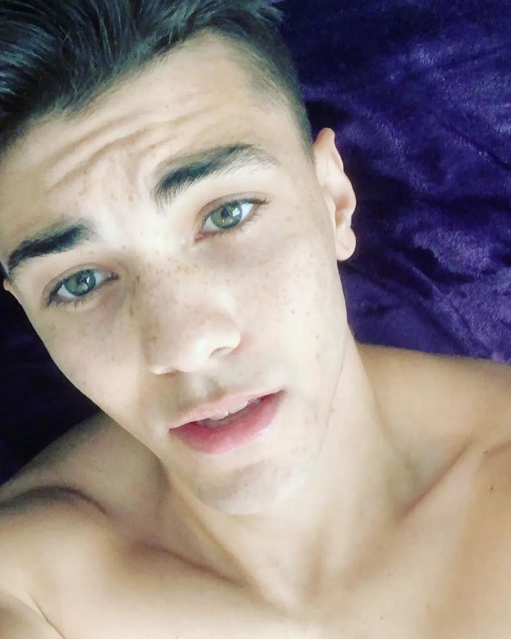 Helix Studios 旗下男演員意外去世，年僅22歲 - 頭條匯