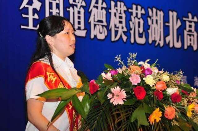 2006年，湖北女孩带病重父亲和继母去上学，14年过去现今过得如何