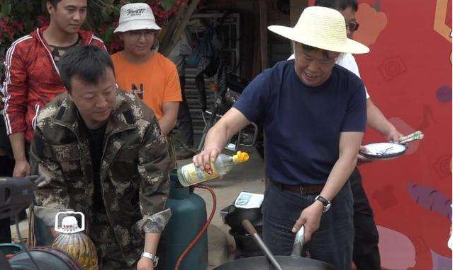 人民大会堂推销土豆，65岁成带货主播，这位叫朱