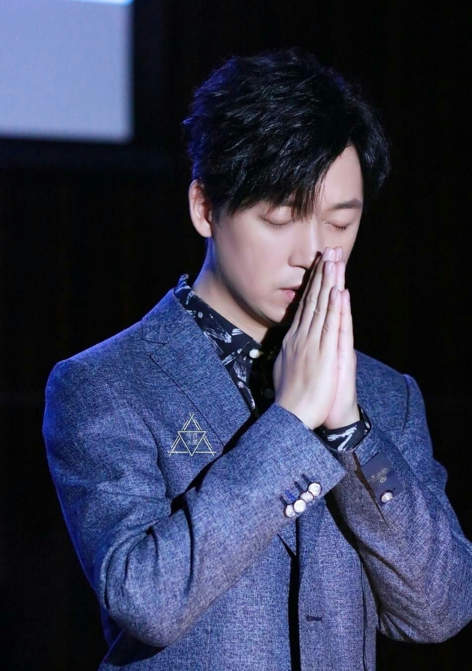 聚光灯下磨练一身演技，46岁的中年大叔潘粤明如何重回巅峰？