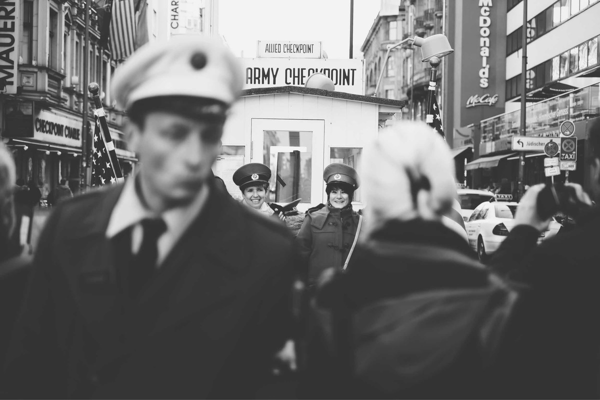 1962年，苏军坦克与美军坦克对峙于查理检查站，