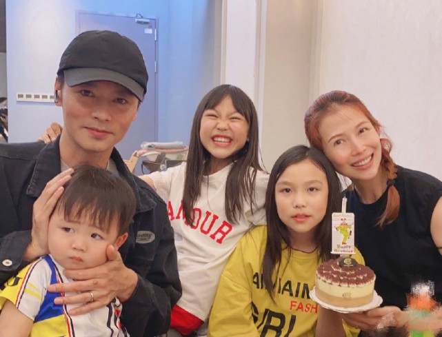 蔡少芬曬母子同框秀幸福，娘娘與兒子實力比萌，魚蛋似縮小版張晉