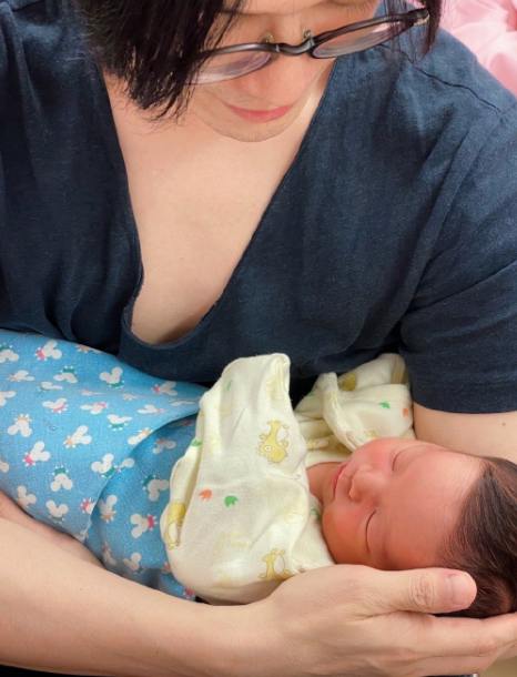 五月天怪兽官宣当爸，大方晒女儿正脸照，周杰伦阿信纷纷送祝福