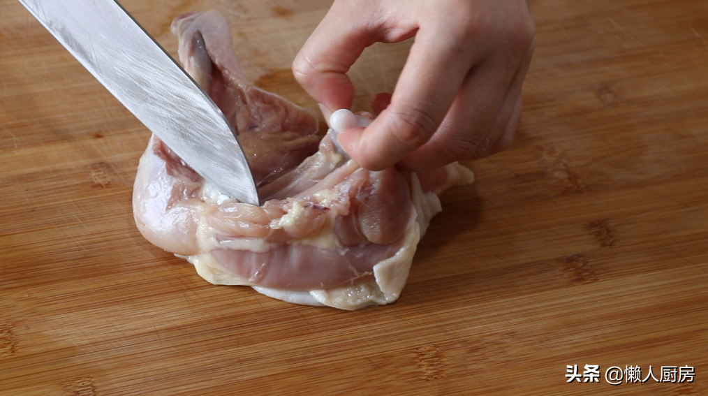 炸鸡裹面包糠不好吃，试试我这种做法，外酥里嫩，配九层塔吃着香