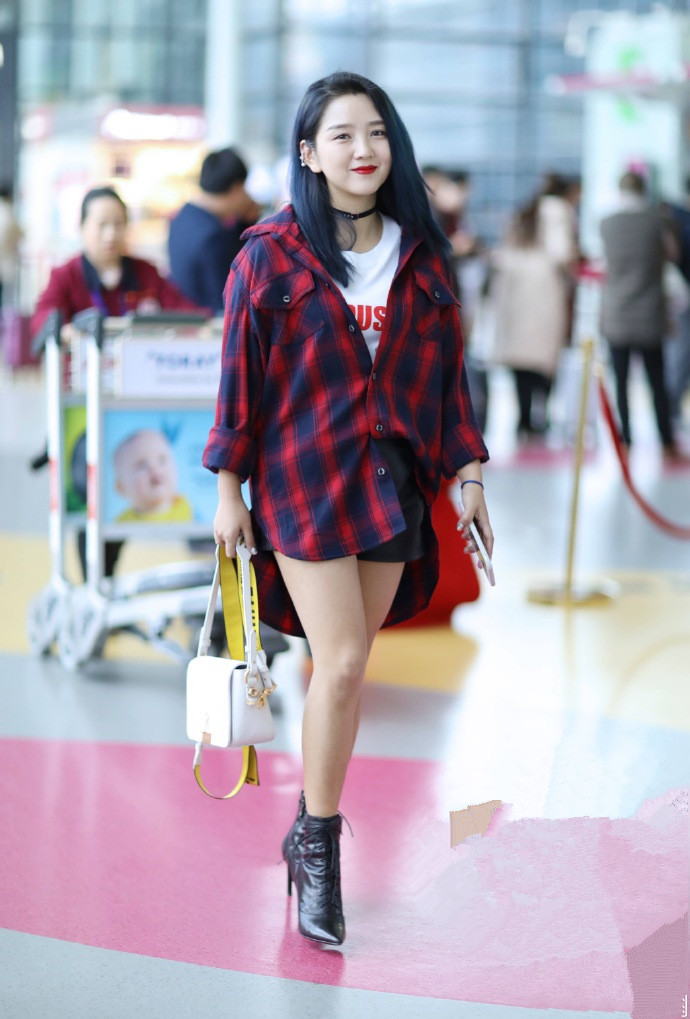 何洁瘦腿后真自信，走机场“下衣失踪”够大胆，辣妈年纪女友身材