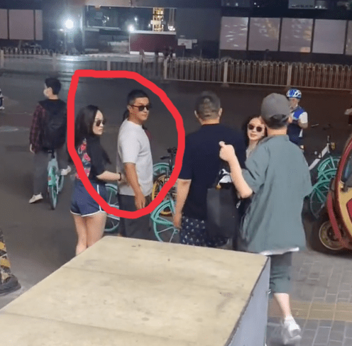 霍思燕夫妇穿情侣装约见好友，杜江化身“工具人”，嗯哼超粘爸爸