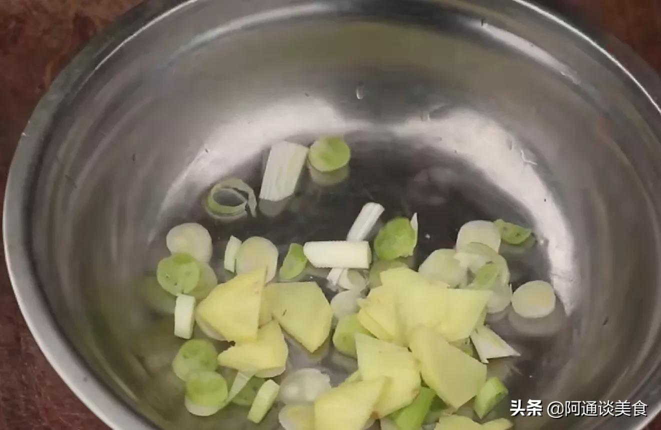 The homemade method of braising crucian carp with sauce, the fish is