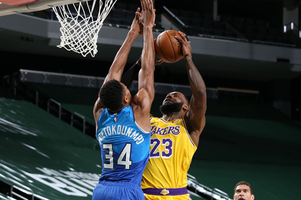 詹姆斯34+6+8湖人力克雄鹿，字母哥25+12+9失误6犯