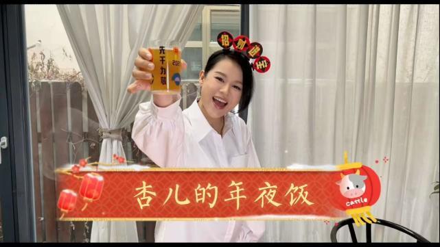 胡杏兒老公帶倆兒子拜年，奕霆奕霖穿喜慶紅裝，手拉手賣萌超可愛
