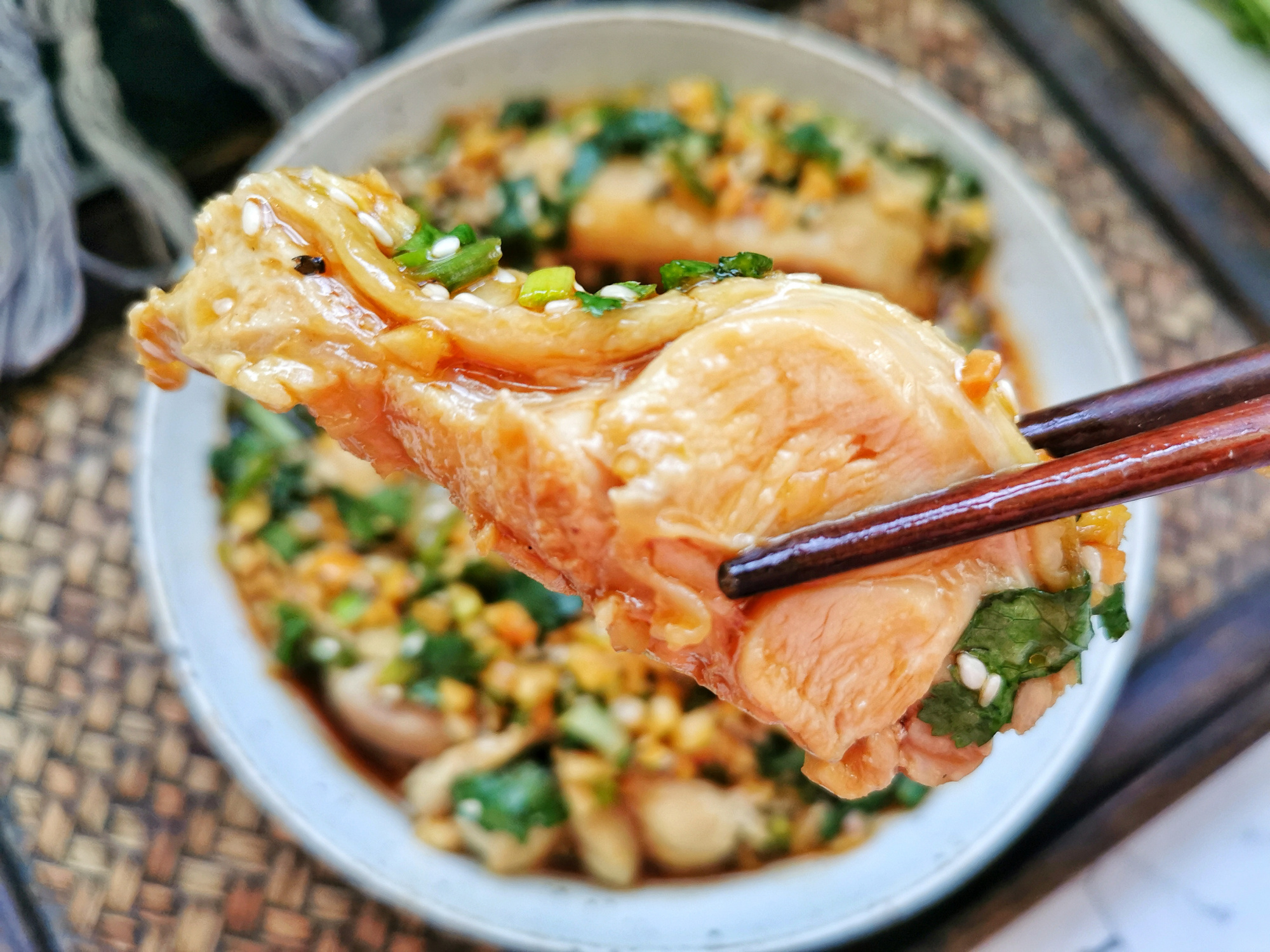 家常口水雞的做法，調配醬汁是關鍵，麻辣鮮香，上桌就掃光