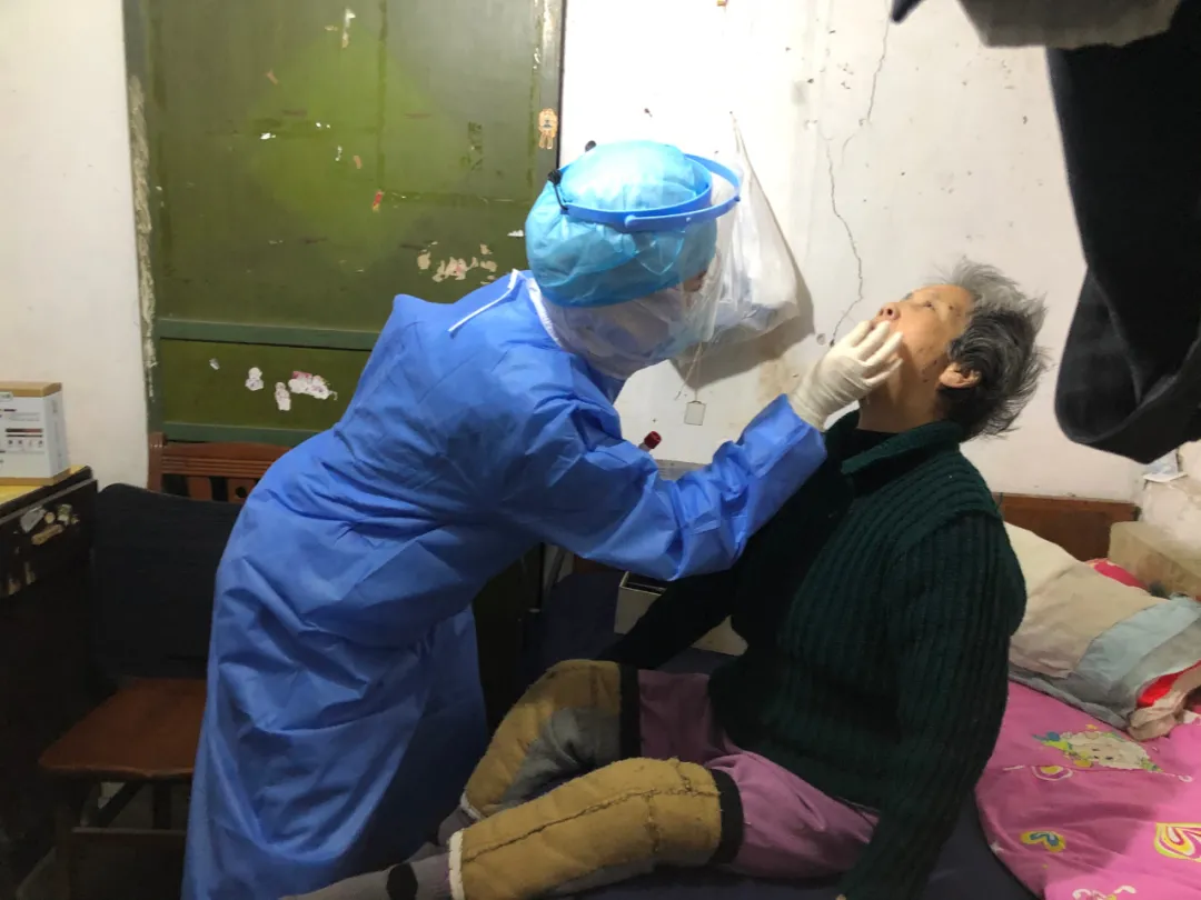 市口腔医院医护核酸采样进校园，筑牢市南区34所学校防护网