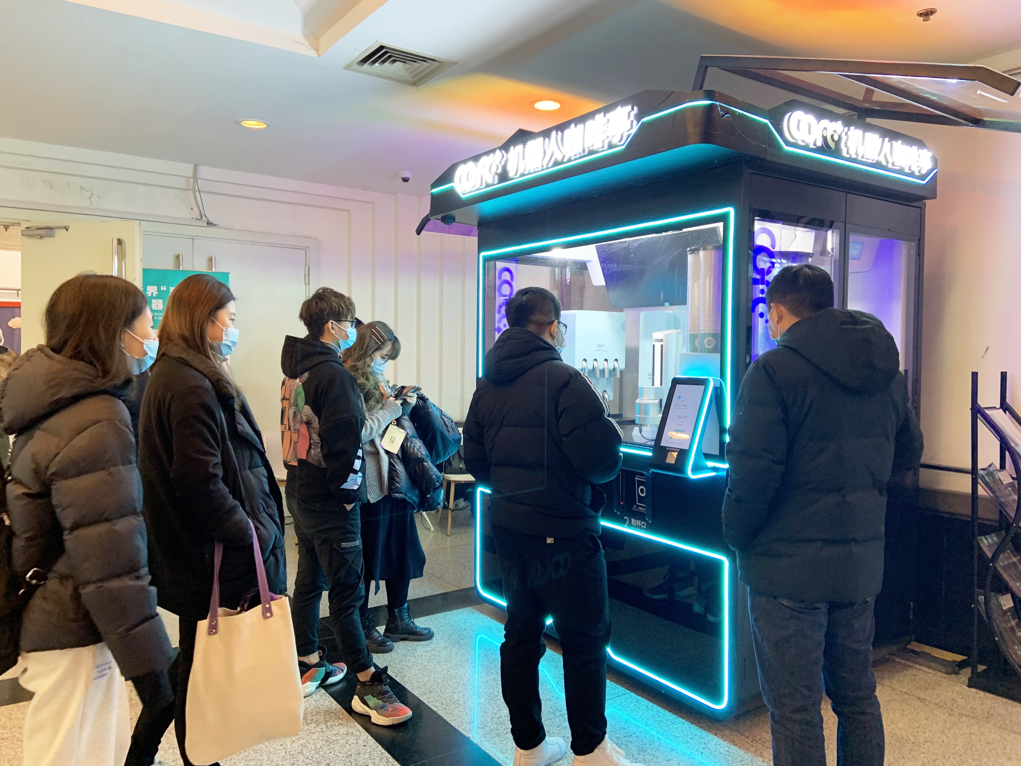 机器人咖啡亮相上海创博会，引领未来创意新生活