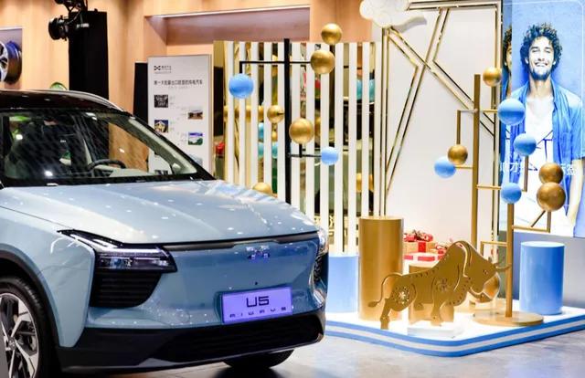 男孩子有什么坏心思呢？只不过是逛街的时候想看看车而已