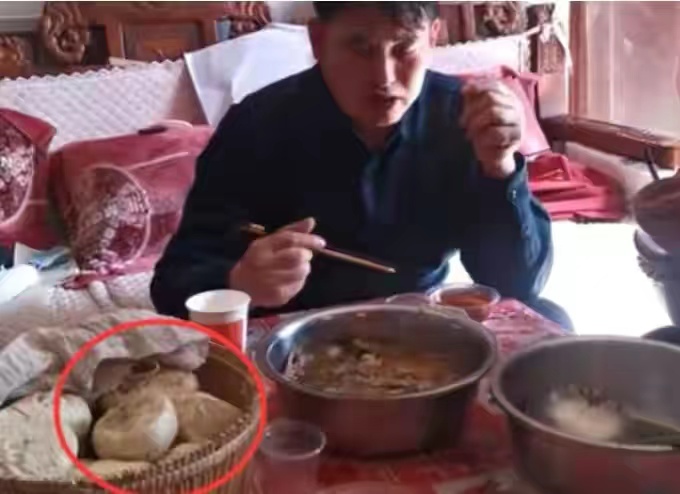 “大衣哥”朱之文近况凄惨？吃发霉馒头就着剩菜 网友感叹太朴实