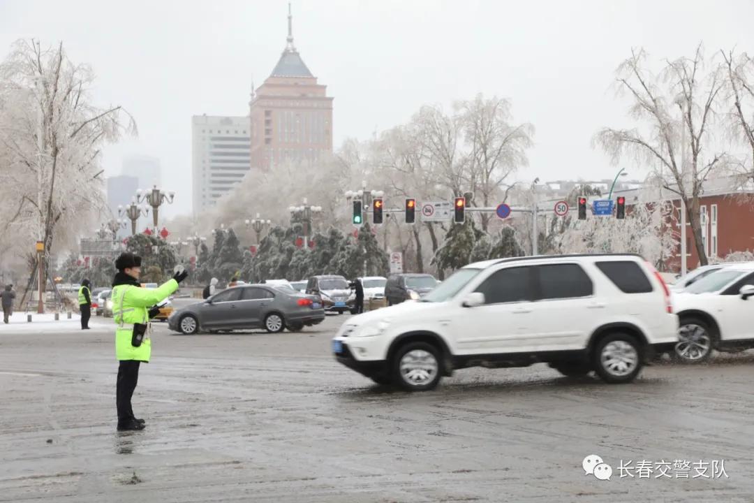 长春上演“冰雪奇缘”，交警演绎“全心守护”！
