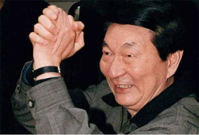 回顾上海证券交易所成立，朱镕基曾向邓小平汇报，邓：你只管做