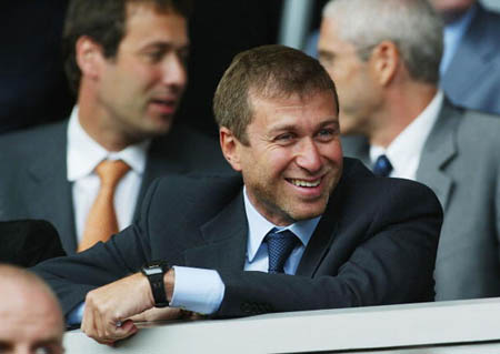 他是俄罗斯首富，力保普京登上总统之位，功成