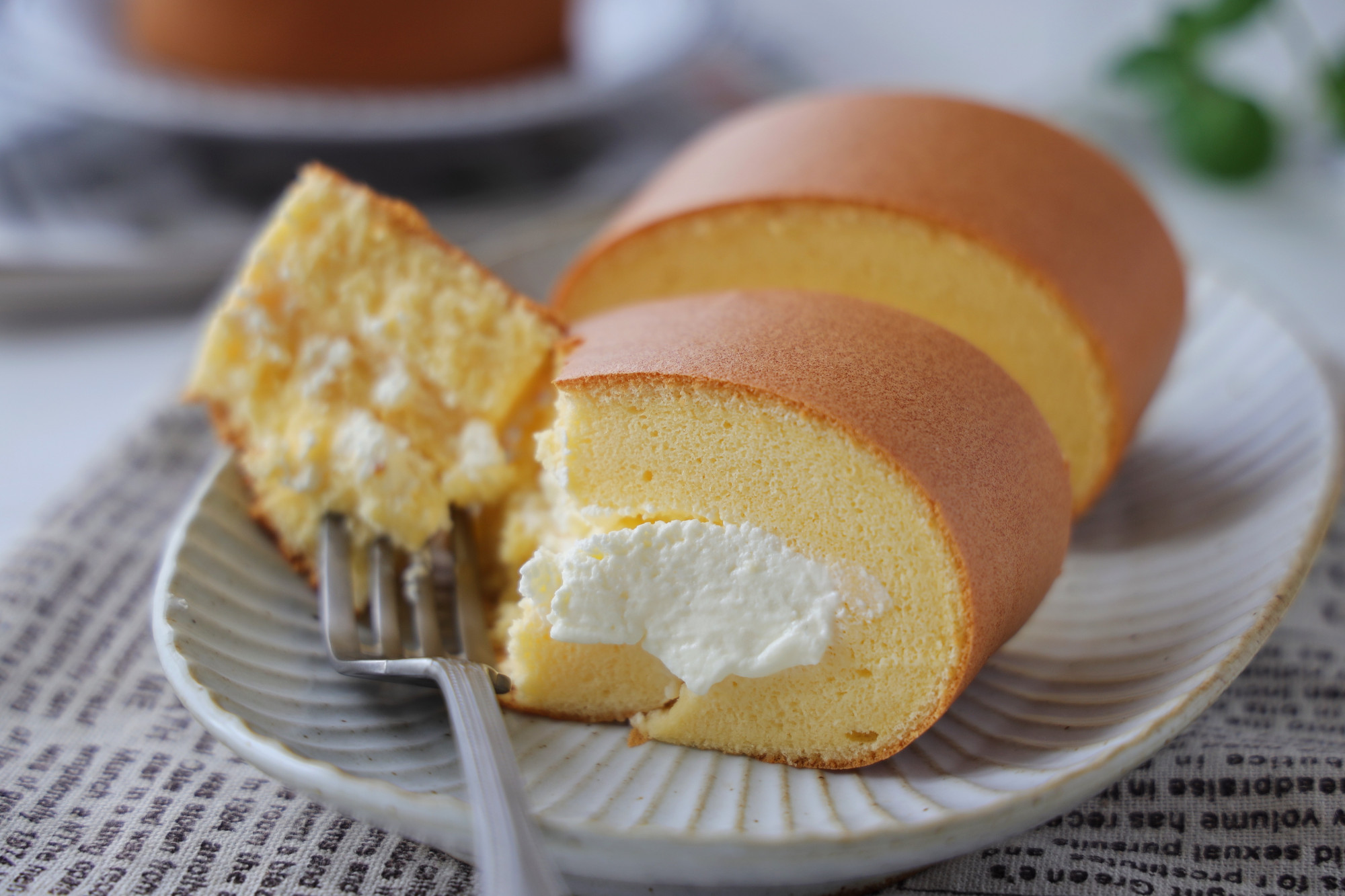 完美的蛋糕卷做法，綿軟細膩不開裂，比甜品店的更加美味又健康