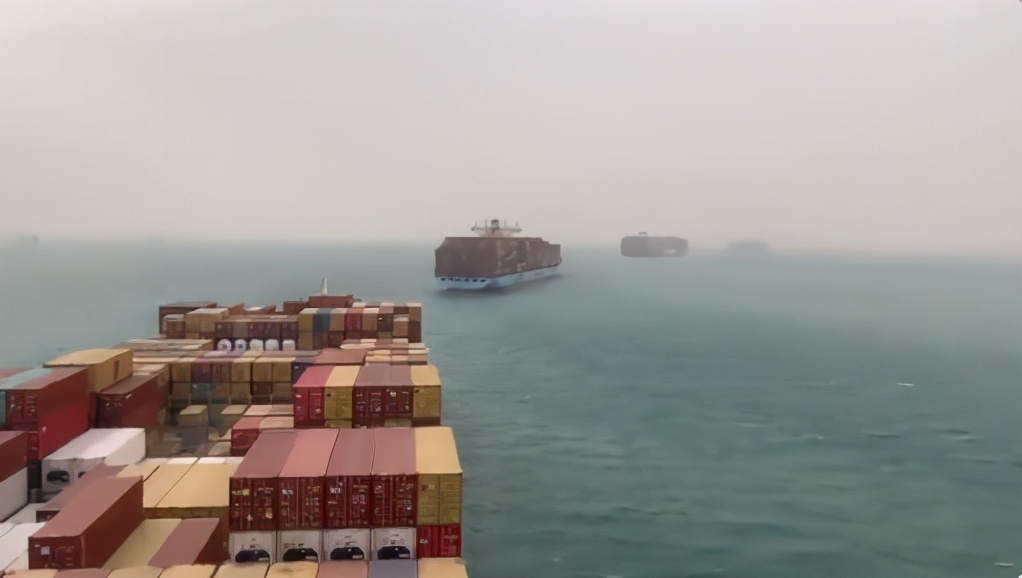 台灣貨輪堵死歐亞最大航道，每天損失800億，全球網友狂玩梗