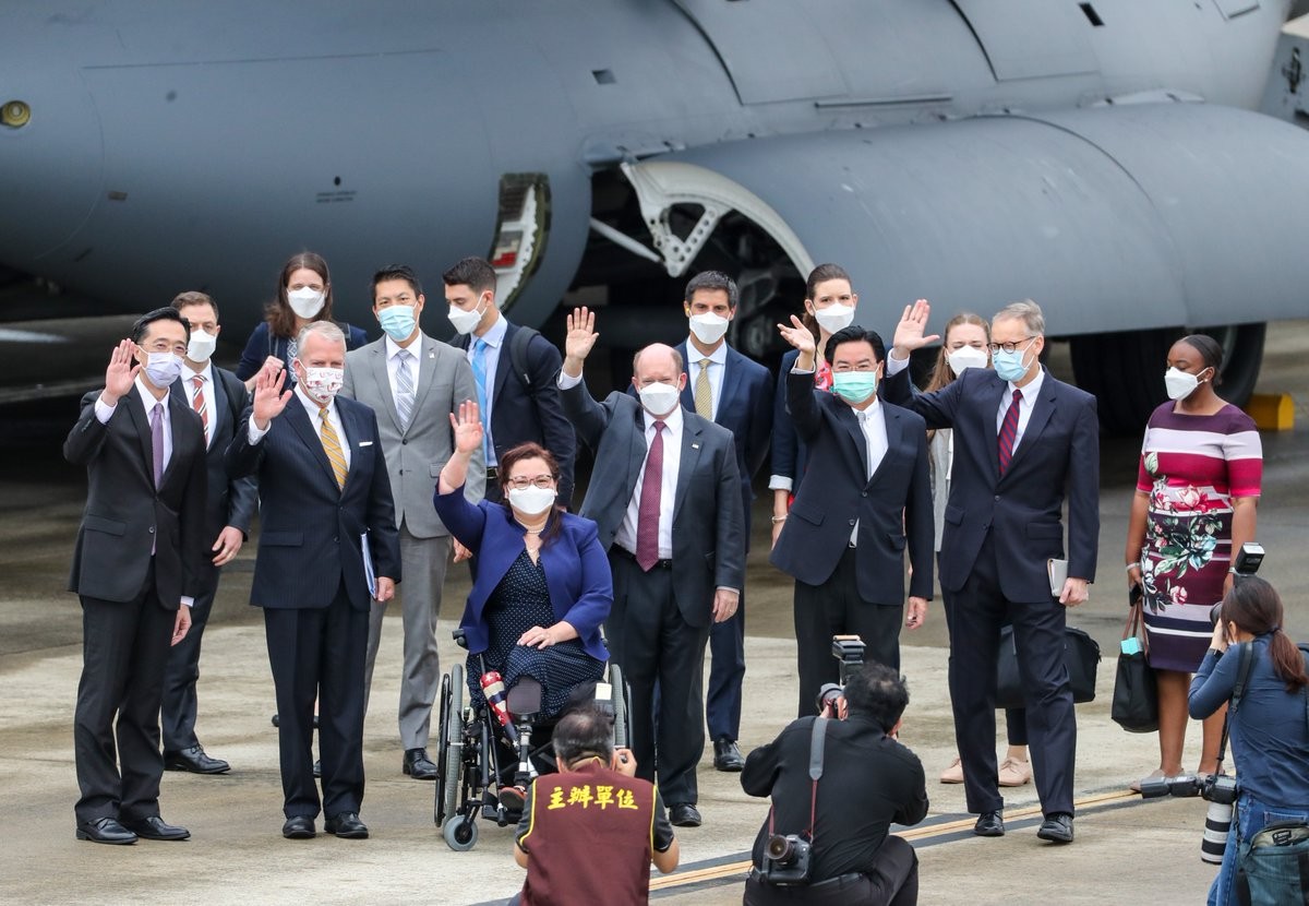解放军东海咬尾自卫队直至“举白旗”，美军战机有备而来，载满干扰弹应对解放军