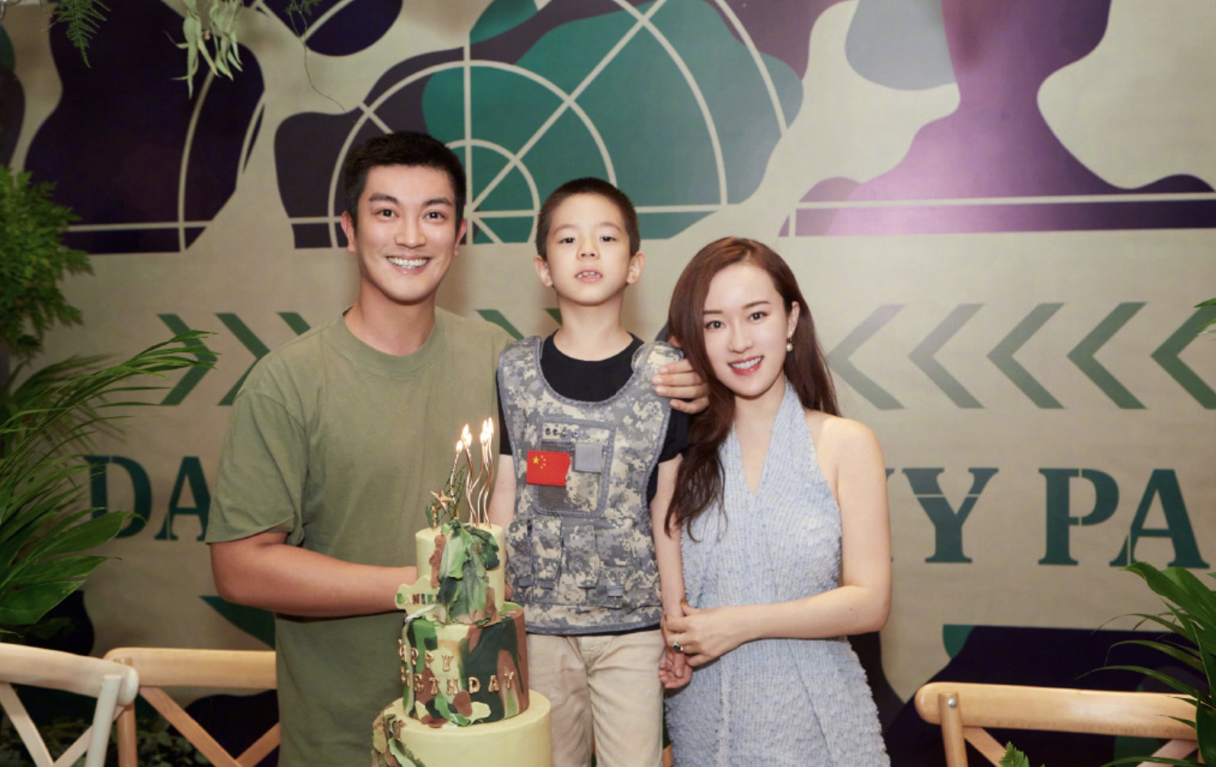 霍思燕晒照为7岁嗯哼庆生，一家三口亲吻、许愿，画面温馨