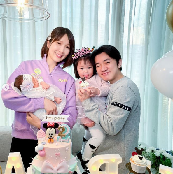 李亚男与大女儿同框比萌，生完二胎少女感依旧，天韵越长越漂亮