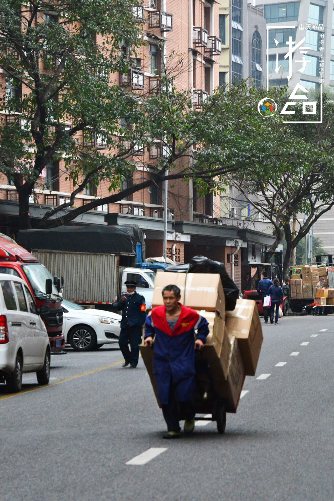 在来福士的阴影下劳动，朝天门的棒棒们，贫穷与勤劳不是原罪