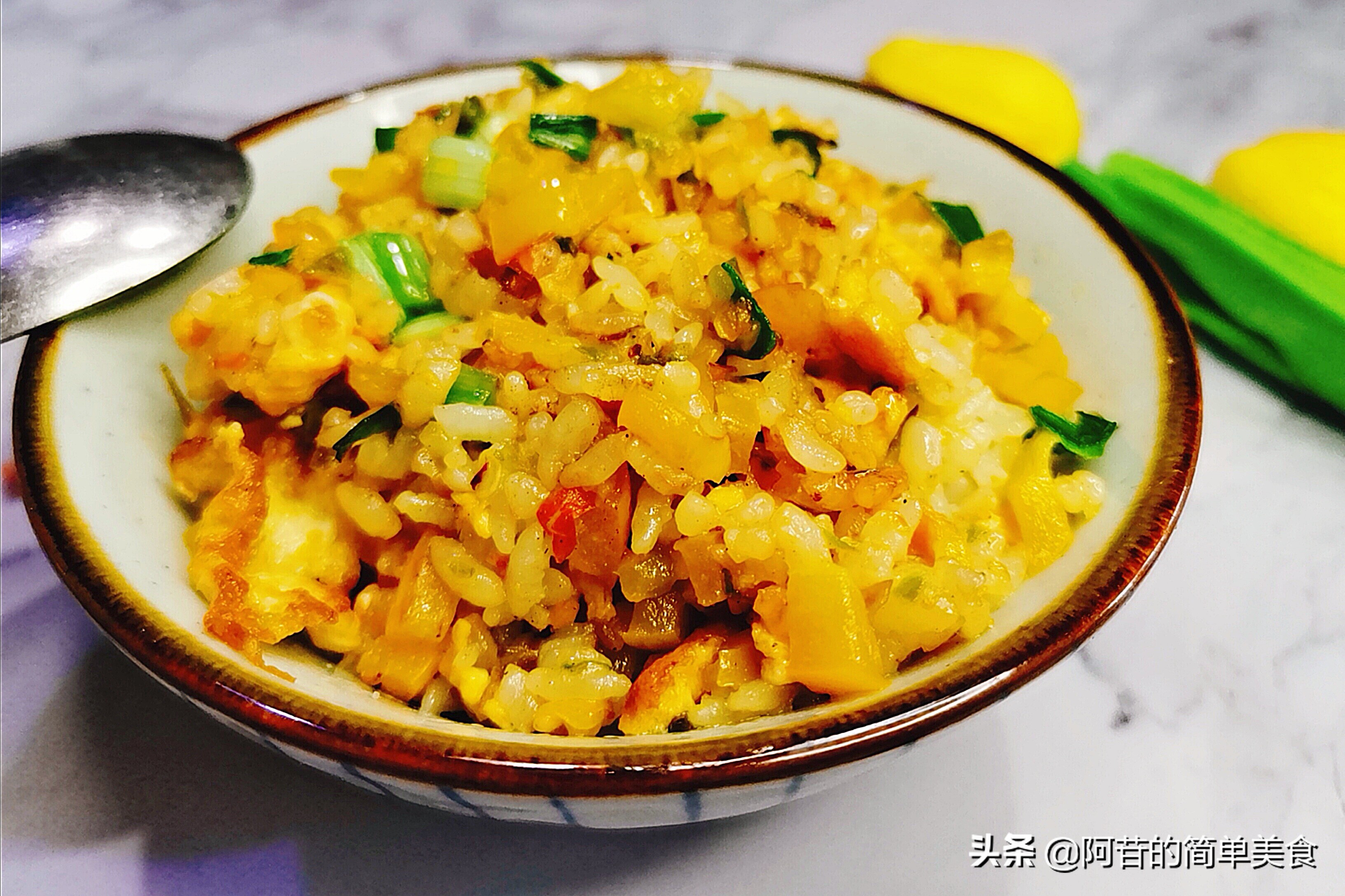 Share a fresh and delicious fried rice with colored peppers, the salty ...
