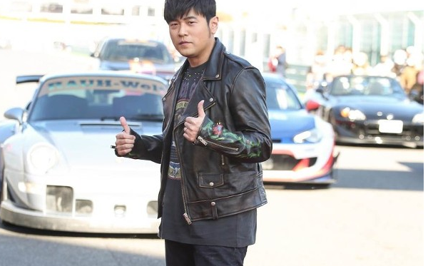 42岁周杰伦近照曝光，脸色蜡黄胖成钱枫，和昆凌