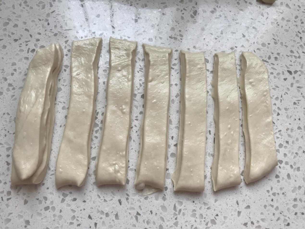 想吃油条不用出去买，自己在家也能做，干净卫生没有添加