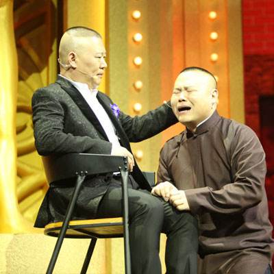 岳云鹏被霸凌的那些年：被曹云金按在台上暴揍