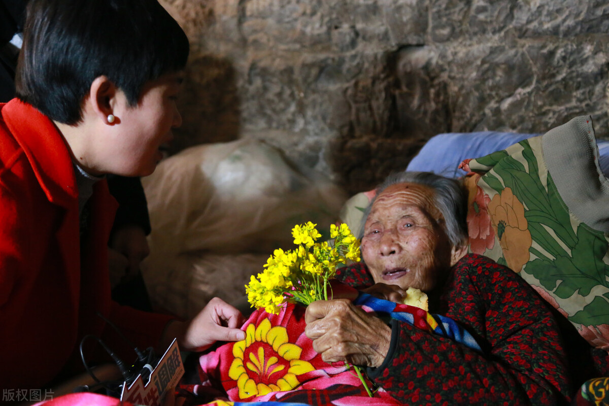 71岁老人对93岁母亲说“妈，你再不死，你就要把我折磨死了”