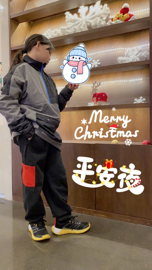 蔡少芬晒母女合照自称超模，二女儿长相酷似张晋，满满高级感