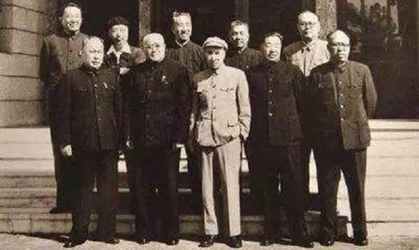 十大元帅没有粟裕，为什么战功不如他的罗荣桓