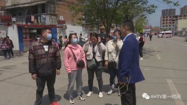 安徽一小学老师泼热水烫伤多名学生，教育公安部门介入