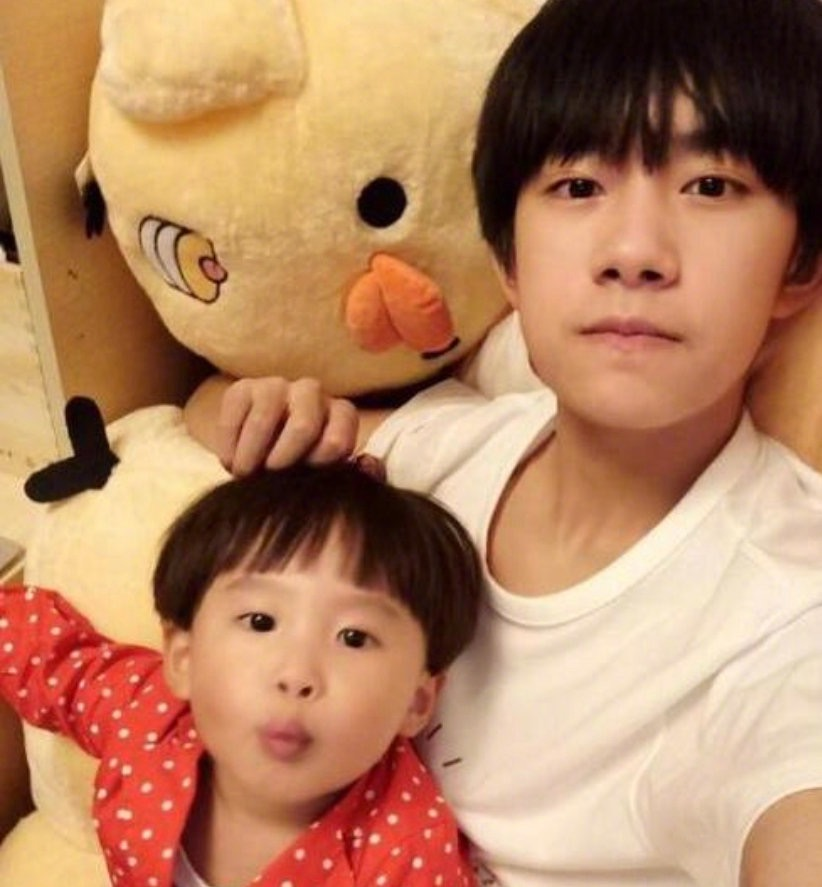 易烊千玺7岁弟弟创造魔方世界纪录，仅学习9个月每天苦练6小时