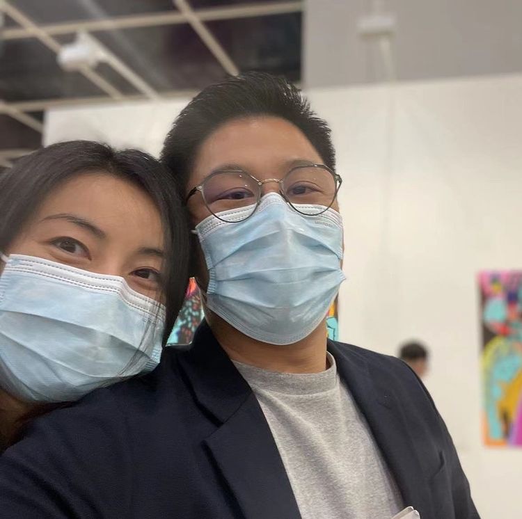 霍啟剛夫婦520放閃，對鏡自拍超有愛，郭晶晶甜蜜似幸福小女人