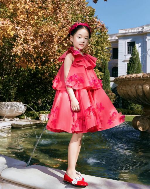 梅婷7岁女儿拍摄大片，名字曾慕梅被指撒狗粮，黑眼圈也随妈妈？