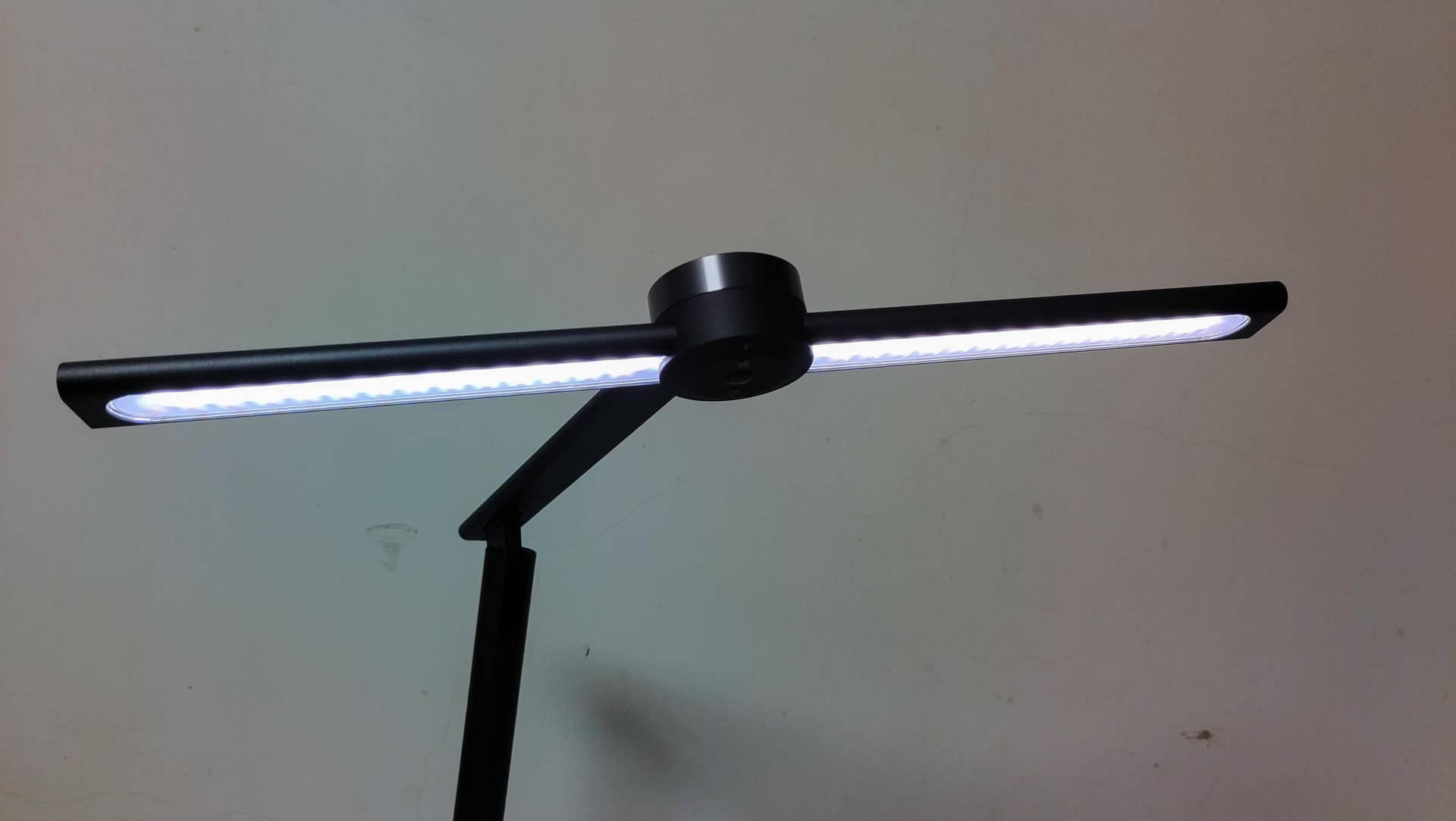 国A认证、无频闪无蓝光危害的几光智能台灯上手体验